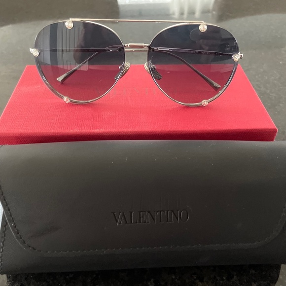 Valentino 2045 Sunglasses - Picture 1 of 4